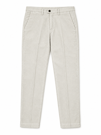 Pantalone uomo in fustagna beige chiaro, vista frontale del capo con chiusura a bottone, passanti e piega lungo la gamba.