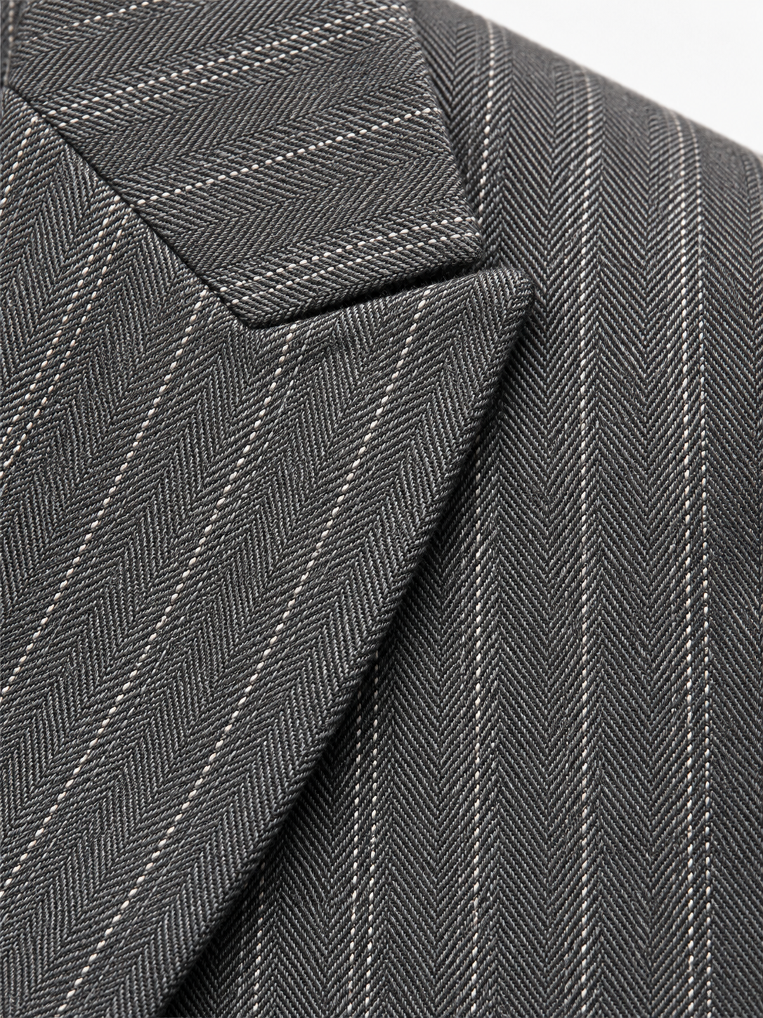 Dettaglio del tessuto gessato e del rever del blazer, tailleur donna Erica Bellucci 513.