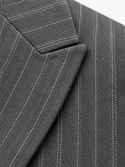  Dettaglio del tessuto gessato e del rever del blazer, tailleur donna Erica Bellucci 513.