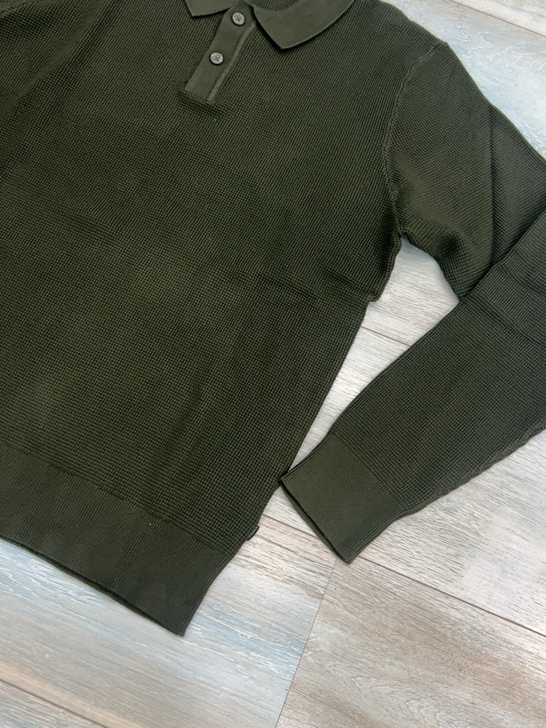 Dettaglio del colletto, abbottonatura e trama della polo uomo Tiffosi Wiser verde militare