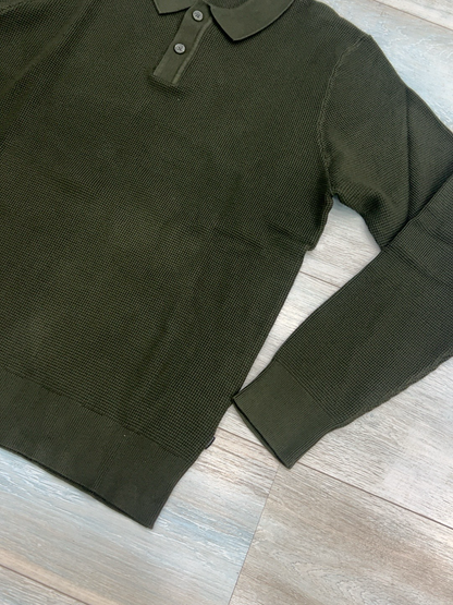 Dettaglio del colletto, abbottonatura e trama della polo uomo Tiffosi Wiser verde militare