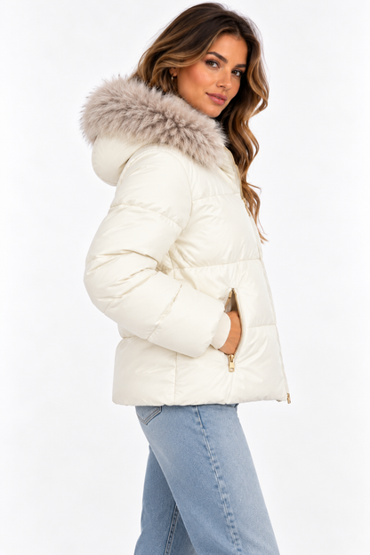 Giubbotto donna Cora panna indossato, vista laterale con cappuccio e tasca con zip.