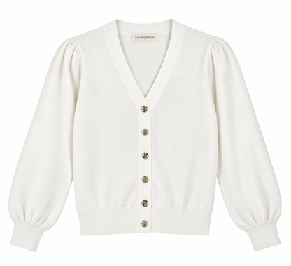 Cardigan donna 301 bianco su fondo bianco, con scollo a V, sei bottoni gioiello dorati, maniche lunghe a sbuffo e fondo elasticizzato.