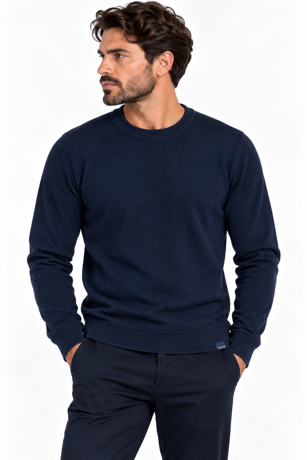 Maglione uomo Enzo Tiffosi blu scuro indossato frontalmente, con girocollo, maniche lunghe, polsi a coste e vestibilità regolare