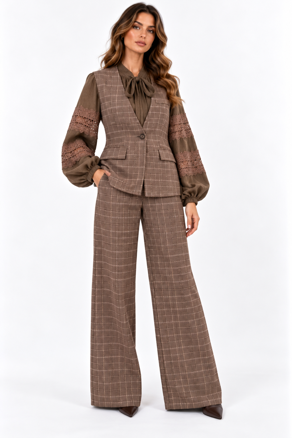 Tailleur donna a quadri 511 Erica Bellucci nei toni terra, indossato con gilet abbottonato e pantalone palazzo.