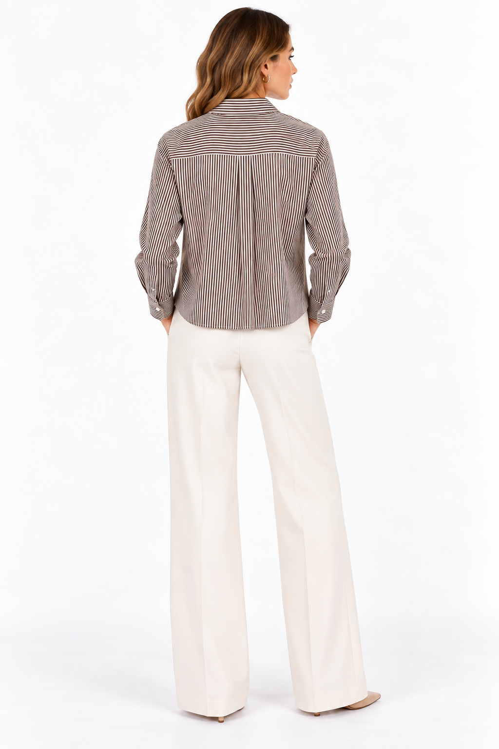 Camicia donna a righe Marao 100% cotone, vista posteriore  con vestibilità morbida - indossata da modella in total look con pantalone bianco