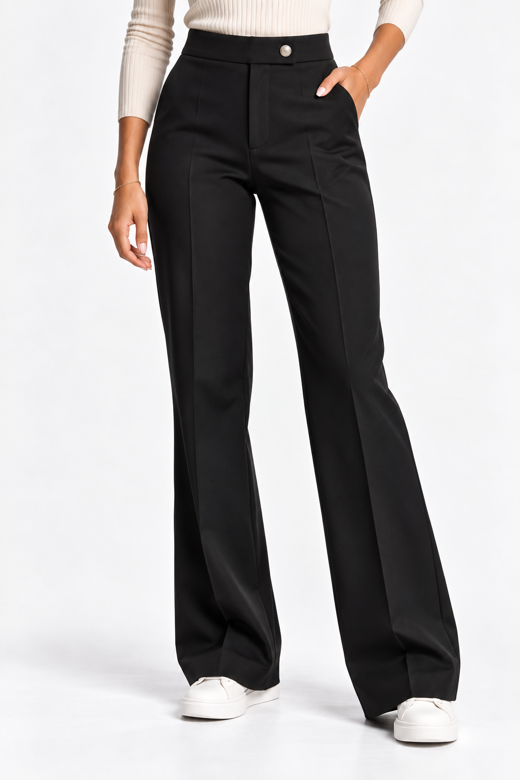 Pantalone donna a zampa 2958 nero indossato, vista frontale con vita alta, piega centrale e sneaker bianche.