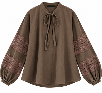 Camicia donna 144 marrone non indossata, vista frontale con collo alla coreana, laccetti e polsini elasticizzati.