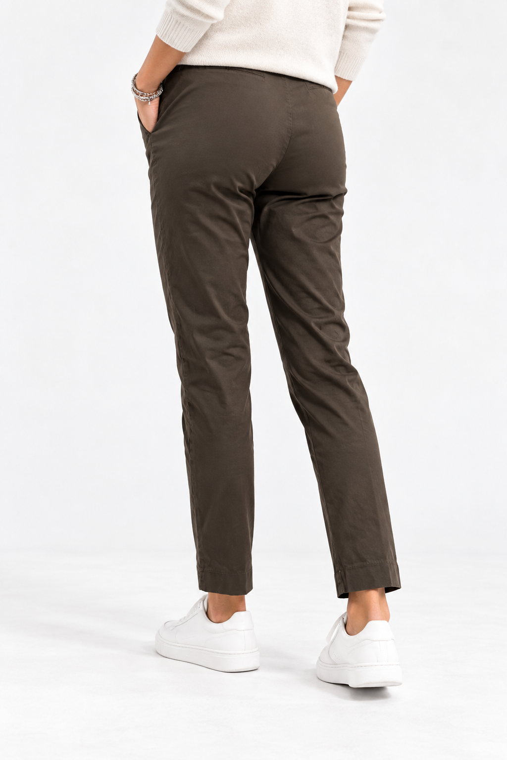 Pantalone donna Any color cioccolato indossato, vista posteriore della vestibilità