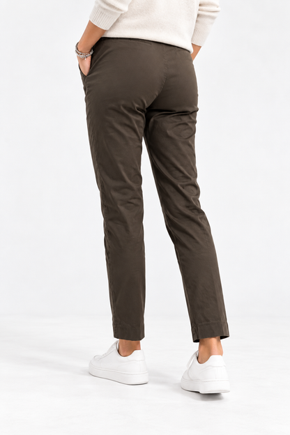 Pantalone donna Any color cioccolato indossato, vista posteriore della vestibilità