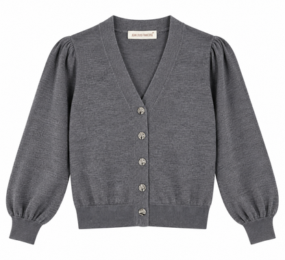 Cardigan donna 301 grigio su fondo bianco, con scollo a V, bottoni gioiello dorati e maniche lunghe a sbuffo.