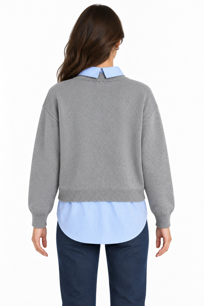 Maglione donna Mixed Tiffosi grigio chiaro, vista posteriore con colletto e fondo camicia a righe azzurre.