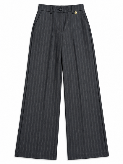 Pantalone palazzo gessato del tailleur donna  Erica Bellucci 513 con vita alta, passanti e tasche laterali, vista frontale.