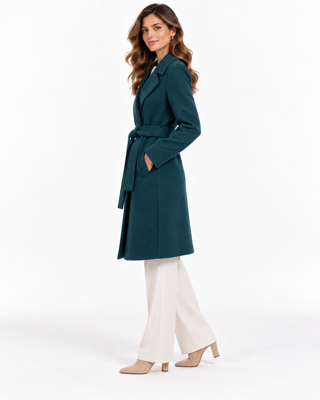 Cappotto Curtis Tiffosi verde bottiglia indossato di lato, con ampi revers e cintura.