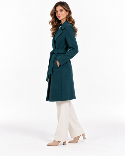 Cappotto Curtis Tiffosi verde bottiglia indossato di lato, con ampi revers e cintura.