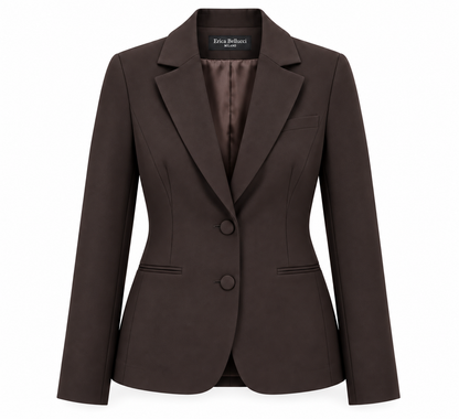 Giacca cioccolato del tailleur donna 549 Erica Bellucci, vista frontale con revers, due bottoni e tasche a filetto.