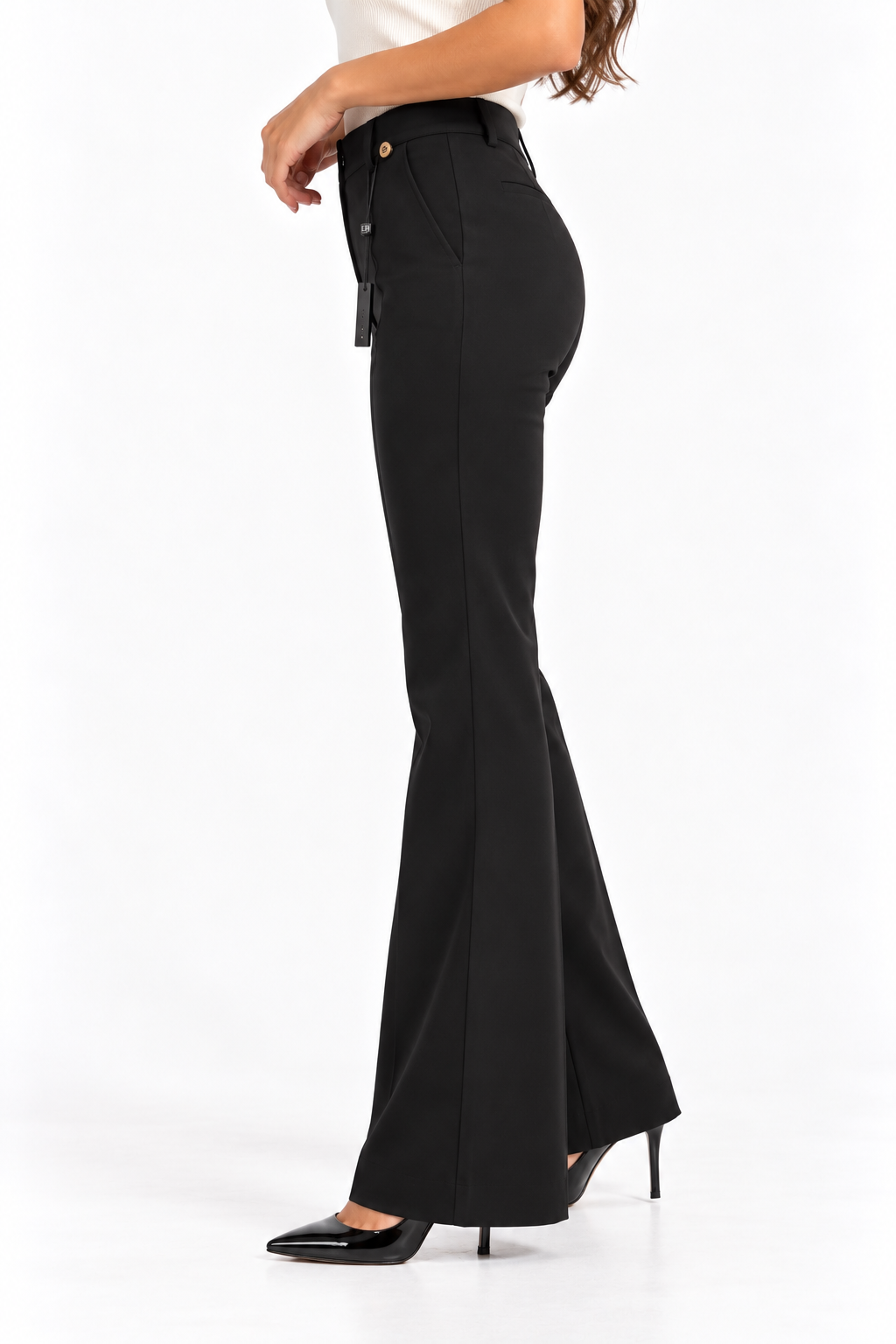  Pantalone donna a zampa Erica Bellucci nero indossato di profilo, con linea aderente sui fianchi e fondo svasato.