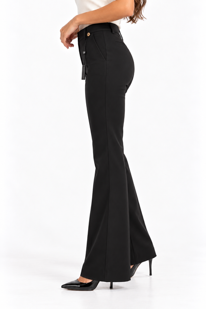  Pantalone donna a zampa Erica Bellucci nero indossato di profilo, con linea aderente sui fianchi e fondo svasato.