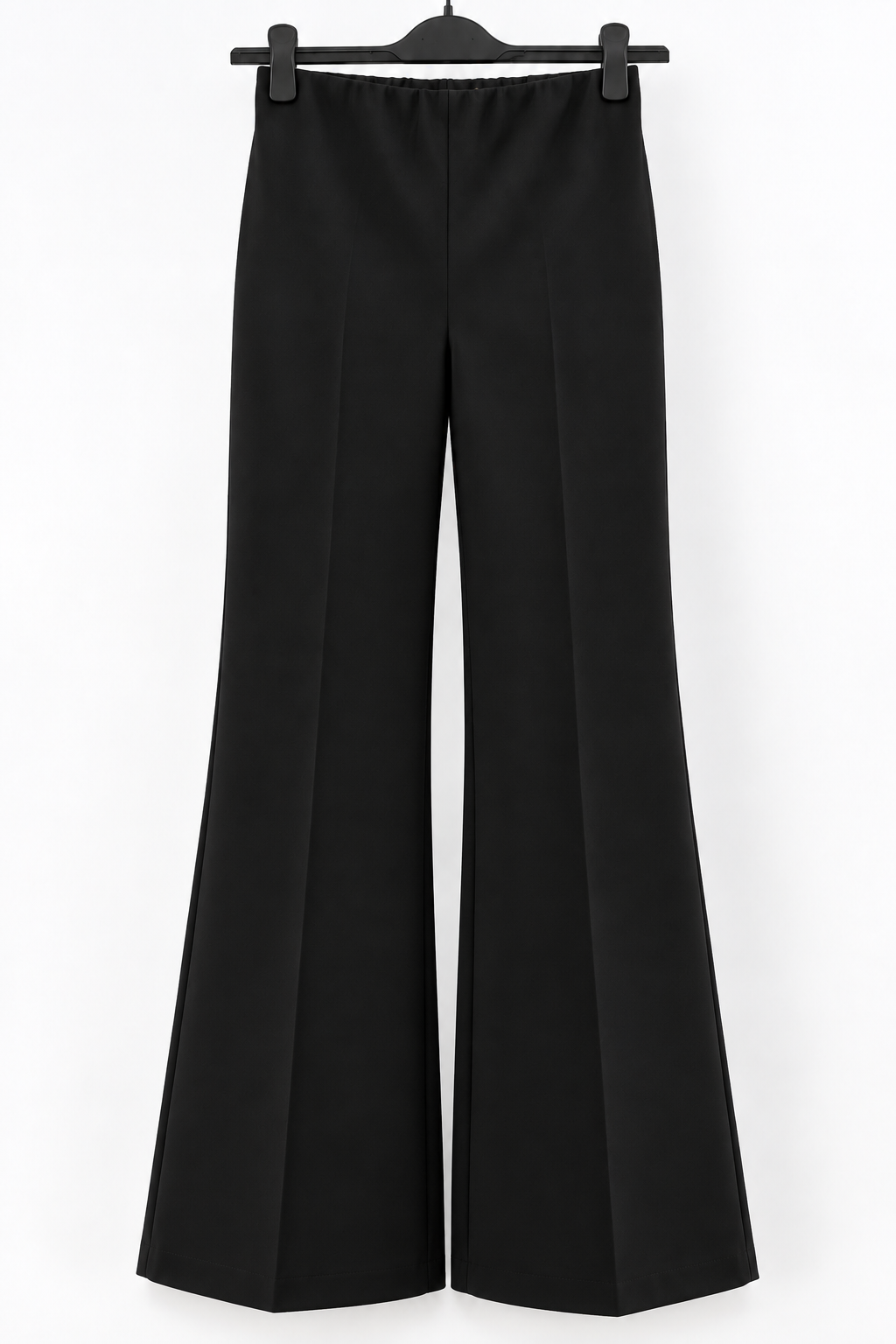 Pantalone donna a zampa in punto Milano appeso, colore nero, vista frontale con pieghe lungo le gambe