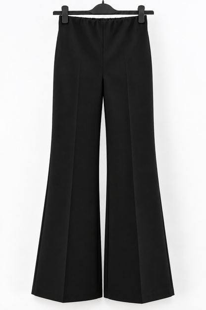 Pantalone donna a zampa in punto Milano appeso, colore nero, vista frontale con pieghe lungo le gambe