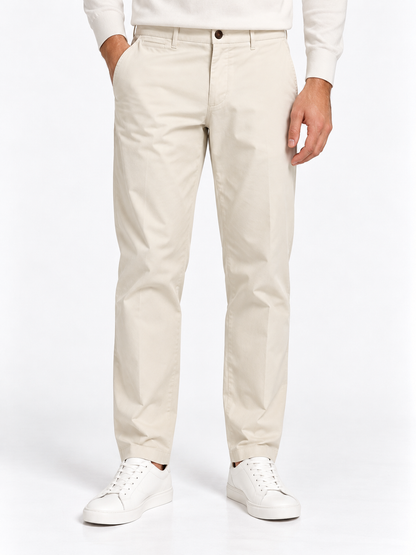 Pantalone uomo invernale Moro 705 panna, indossato frontalmente, con bottone scuro in vita e tasche all'americana.
