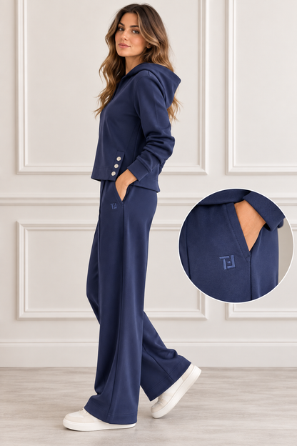 Tuta donna Olivia blu Tiffosi vista laterale, con dettaglio dei bottoni laterali della felpa e logo sul pantalone