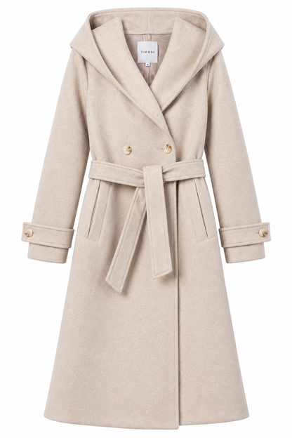 Cappotto donna Collusion Tiffosi panna su fondo bianco, vista frontale con cappuccio, cintura e bottoni ai polsi.