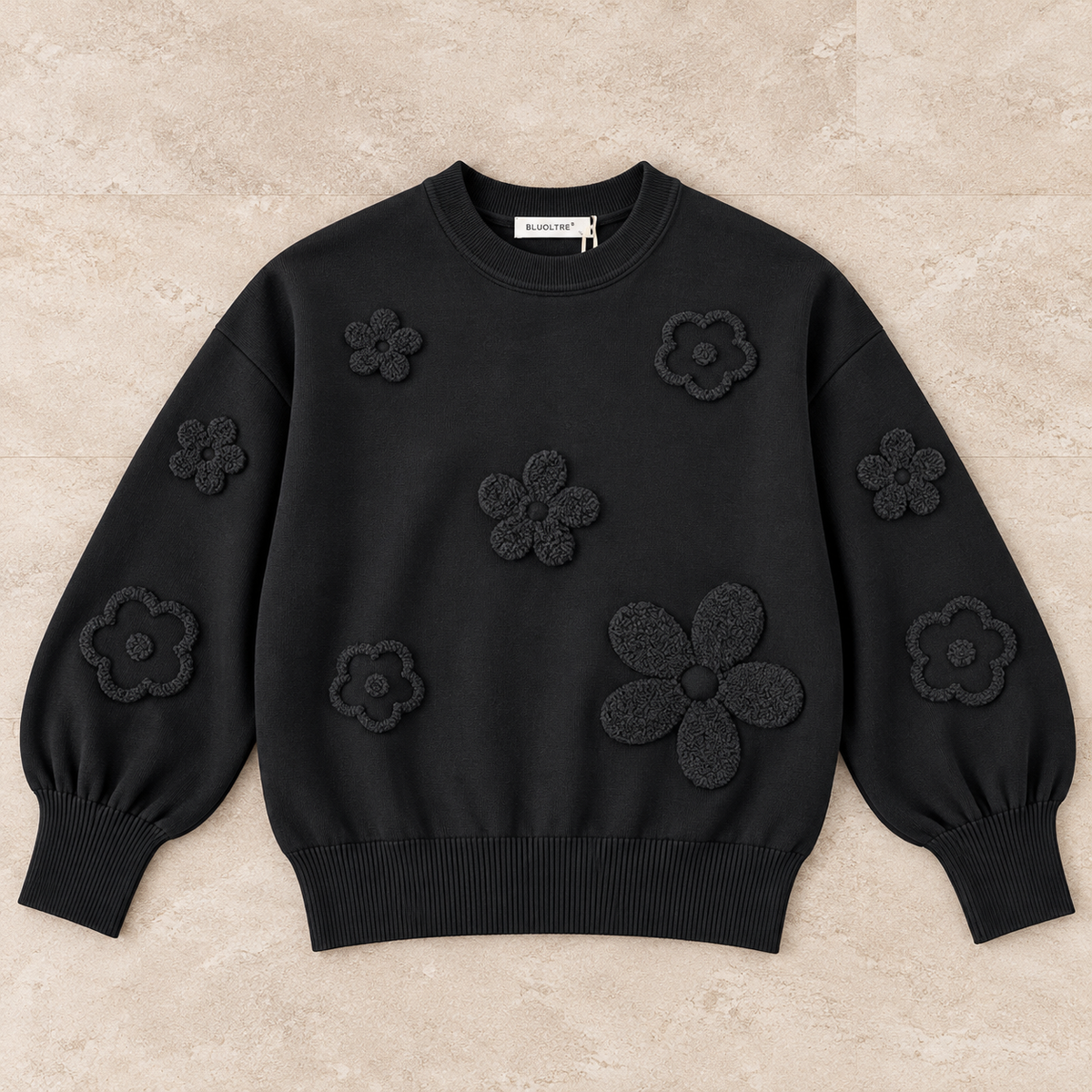 Maglia donna 622 Bluoltre nera con fiori tono su tono in rilievo, vista frontale del capo steso
