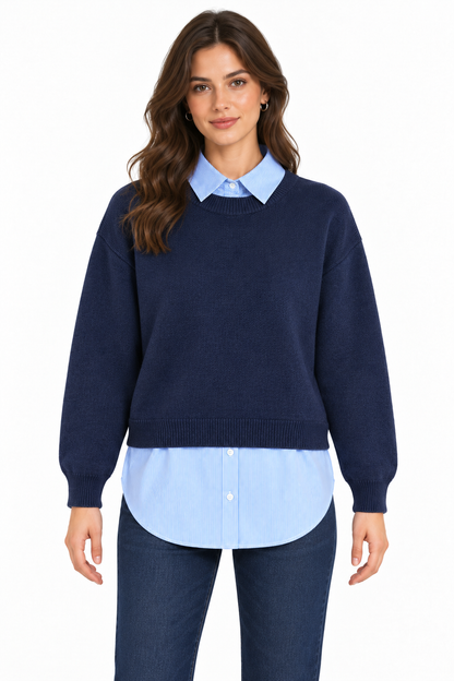 Maglione donna Mixed Tiffosi blu indossato, vista frontale con colletto e fondo effetto camicia a righe azzurre.