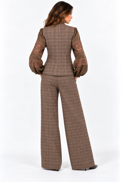 Tailleur donna a quadri 511 indossato, vista posteriore del gilet e del pantalone palazzo.