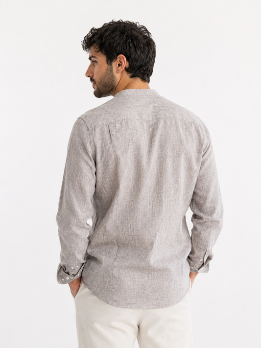 Camicia Coreana Uomo Fango — slim fit, tessuto lino e cotone, vista posteriore indossata da modello.