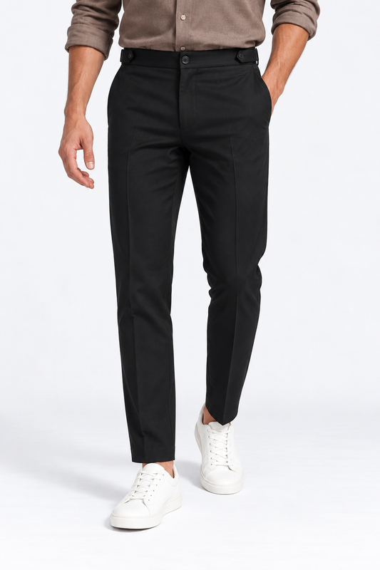 Pantalone uomo sartoriale Moro nero in punto Milano, indossato, vista frontale con fibbie laterali in vita.
