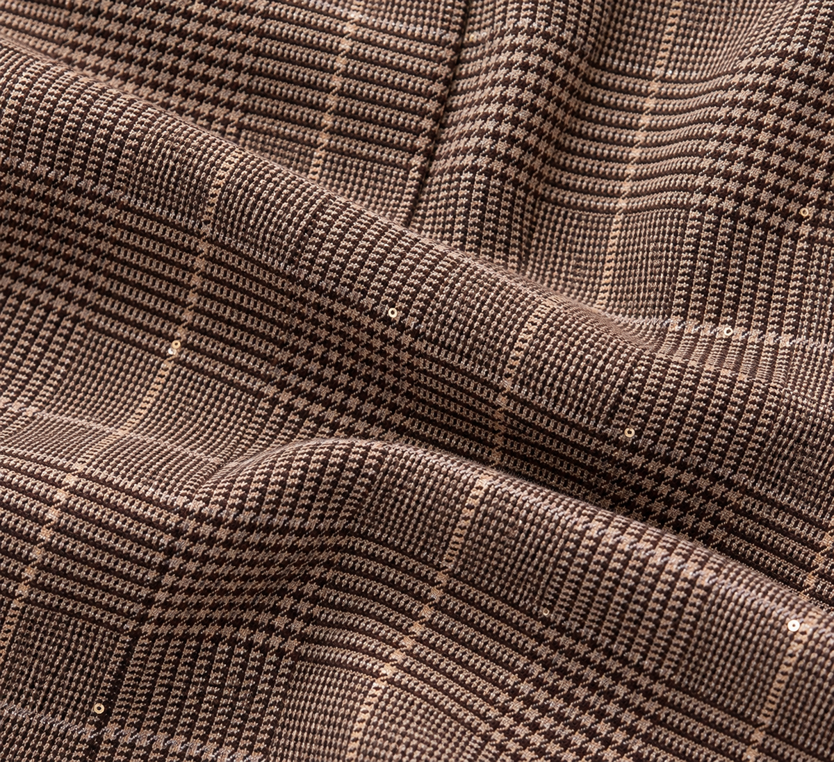 Dettaglio del tessuto a quadri del tailleur donna a quadri 511 nei toni marrone e beige.