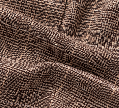Dettaglio del tessuto a quadri del tailleur donna a quadri 511 nei toni marrone e beige.