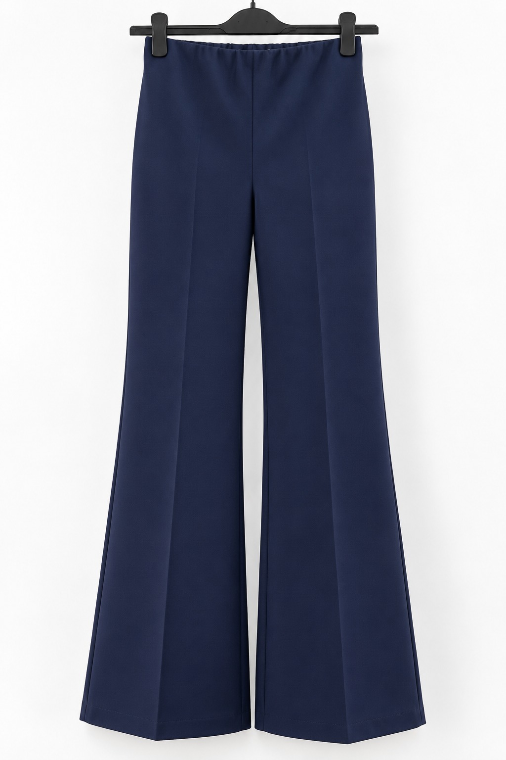 Pantalone donna a zampa in punto Milano appeso, colore dark blu, vista frontale con pieghe lungo le gambe