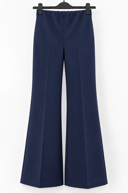 Pantalone donna a zampa in punto Milano appeso, colore dark blu, vista frontale con pieghe lungo le gambe