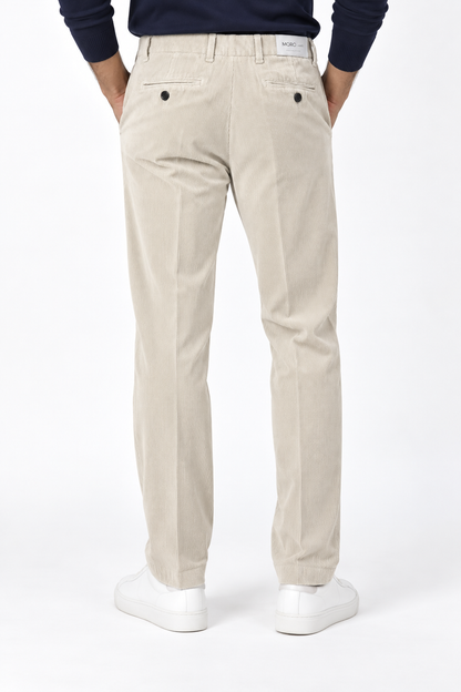 Pantalone uomo Moro 2586 in velluto beige indossato, vista posteriore con tasche a filetto e bottoni.