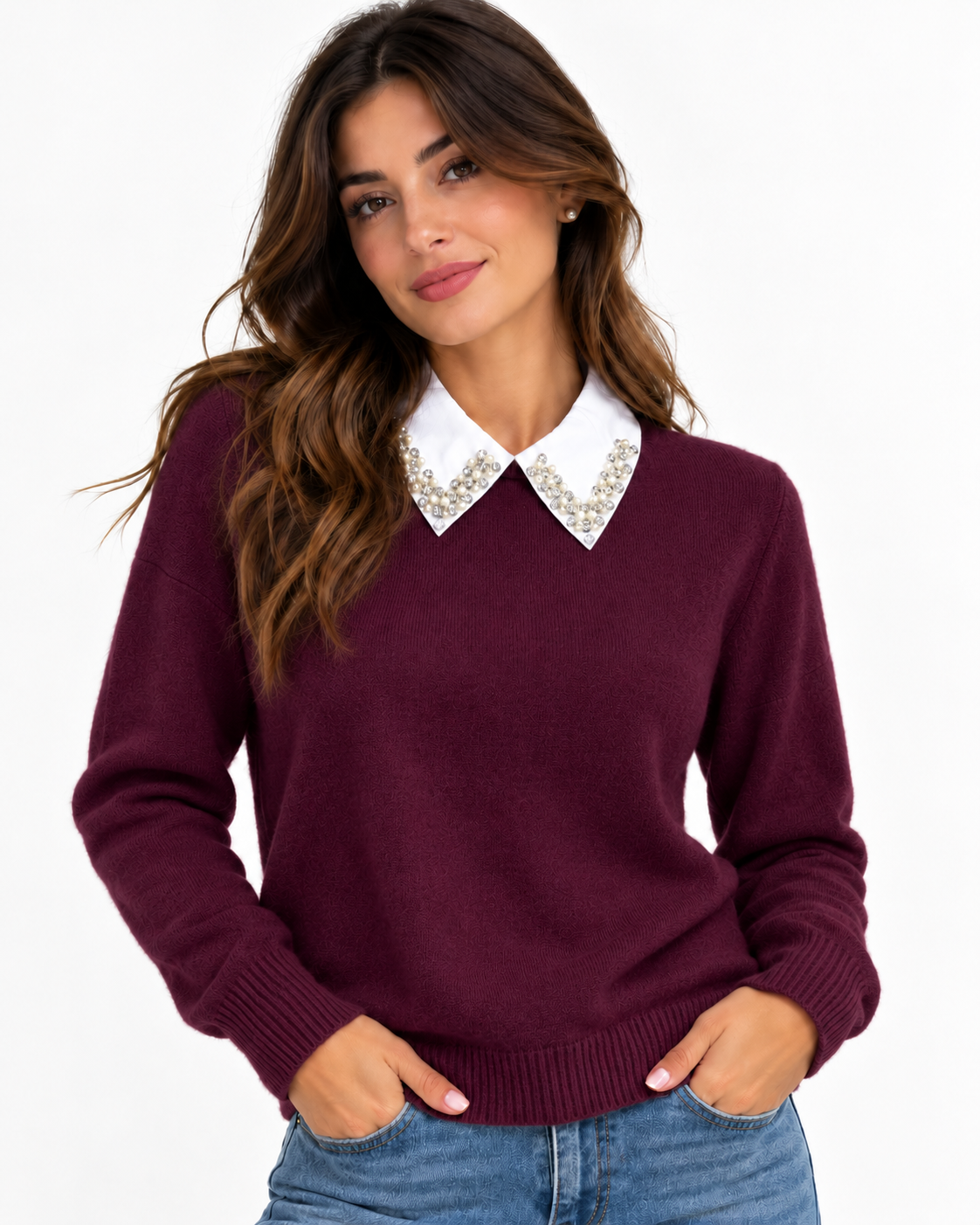 Maglia donna 926 bordeaux indossata frontalmente, con colletto gioiello bianco e polsini a costine.