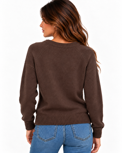 Maglione donna cioccolato con fondo e polsi a coste, vista posteriore indossata.