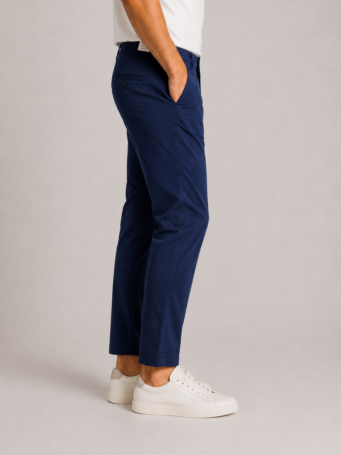 Pantalone twill uomo blu scuro – vestibilità regular fit, tasche americane, vista laterale indossato da modello - made in Italy – Frarò
