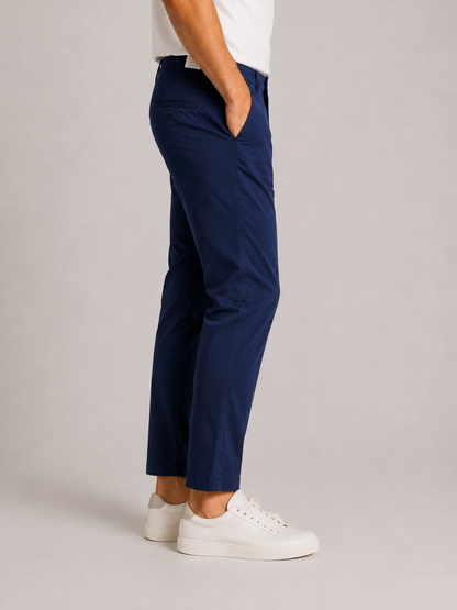 Pantalone twill uomo blu scuro – vestibilità regular fit, tasche americane, vista laterale indossato da modello - made in Italy – Frarò
