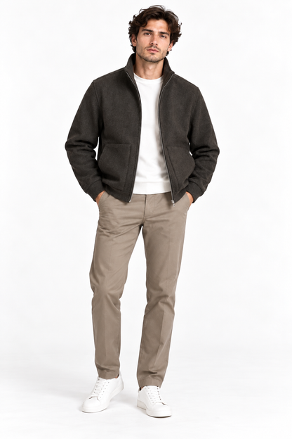 Giubbotto uomo Casen cioccolato indossato aperto, abbinato a maglia bianca, pantaloni beige e sneaker bianche.