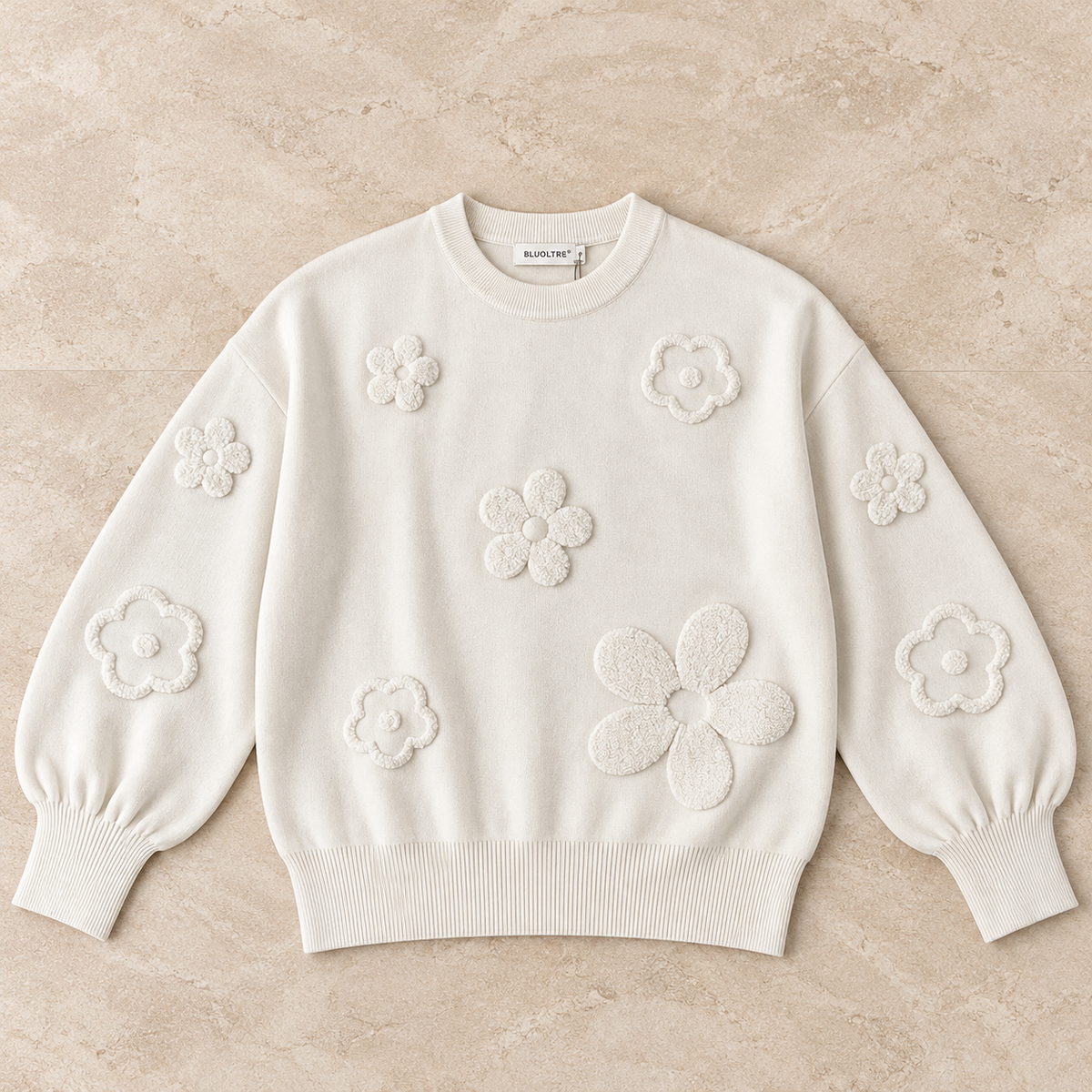Maglia donna 622 Bluoltre panna con fiori tono su tono in rilievo, vista frontale del capo steso
