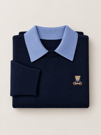 Maglione donna Teddy blu navy piegato, con dettaglio del colletto azzurro, del ricamo orsetto e del polsino a costine.
