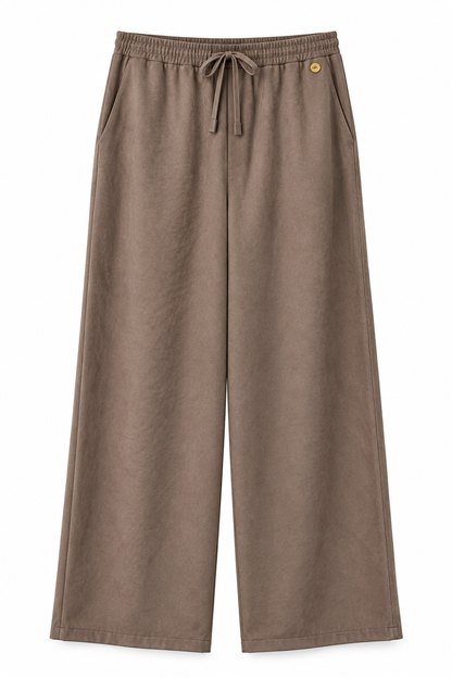 Pantalone wide leg camel del completo donna 136, vista frontale con vita elasticizzata, laccetto e tasche laterali
