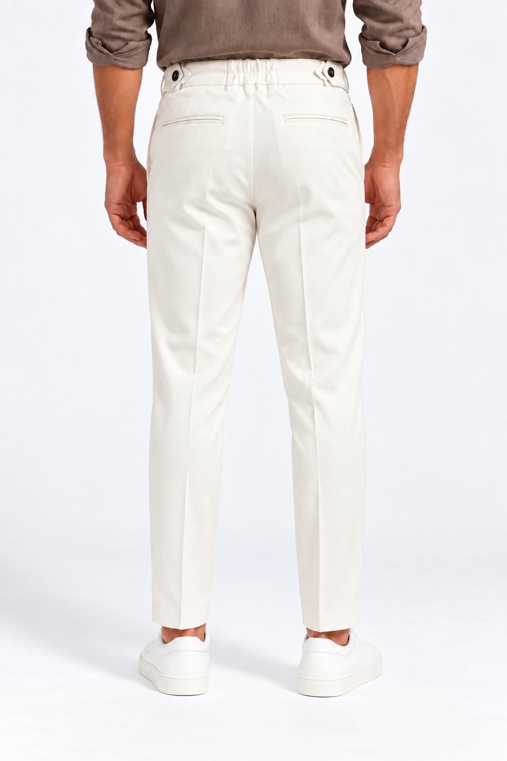 Pantalone uomo sartoriale Moro panna in punto Milano, indossato, vista posteriore con elastico in vita e tasche a filetto.
