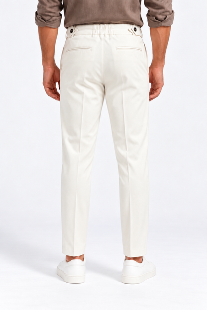 Pantalone uomo sartoriale Moro panna in punto Milano, indossato, vista posteriore con elastico in vita e tasche a filetto.
