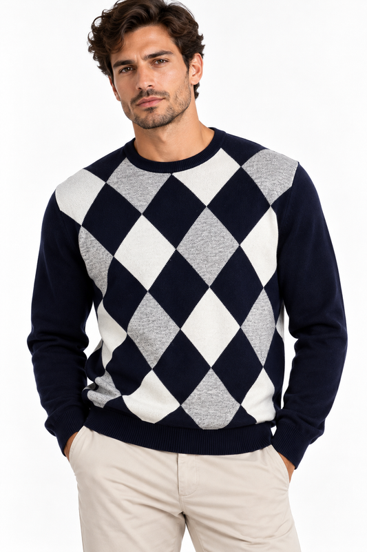 Maglione uomo Moro blu scuro girocollo, indossato, con motivo a rombi blu, panna e grigio sul davanti.
