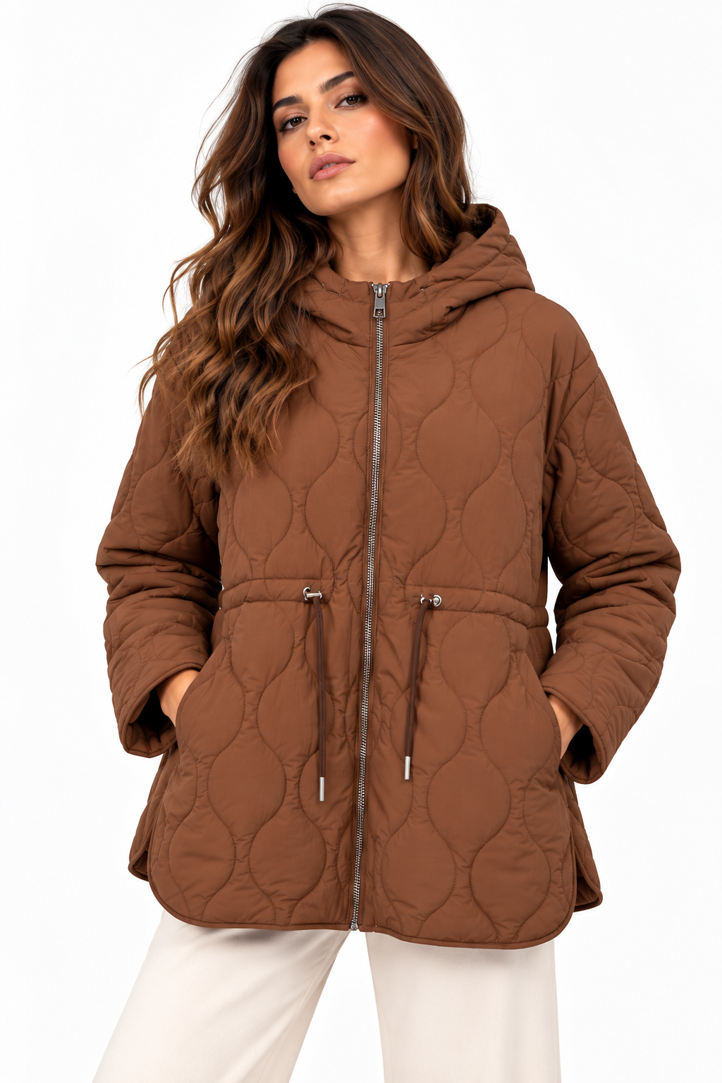 “Giubbotto donna Lea Tiffosi camel indossato, vista frontale con cappuccio, zip e coulisse in vita”