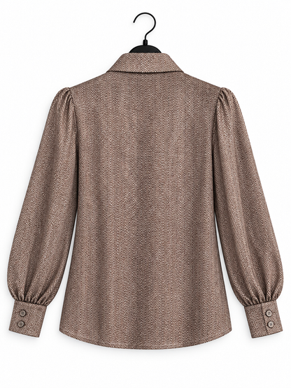 Camicia donna in fantasia spigata Erica Bellucci  sul retro e appesa a una gruccia, con collo francese e maniche lunghe con polsini abbottonati.